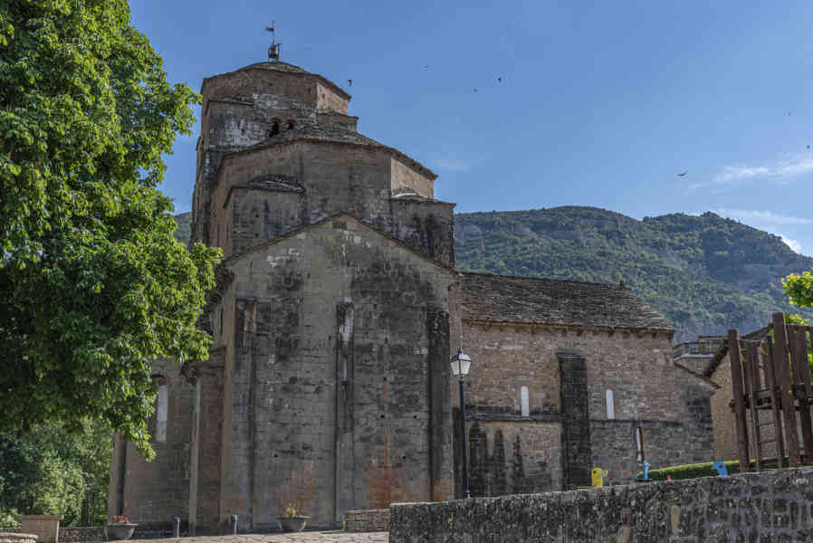 Huesca - Santa Cruz de los Serós 01 - iglesia de Santa María.jpg
